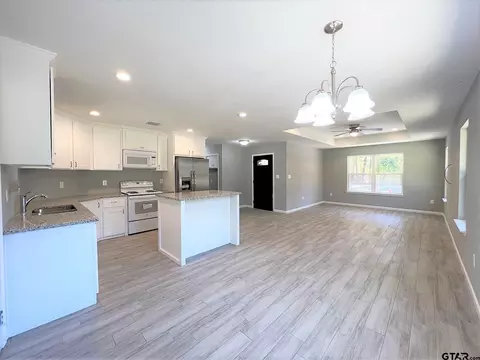1605 E 9th, Mount Pleasant, TX 75455 photo 2