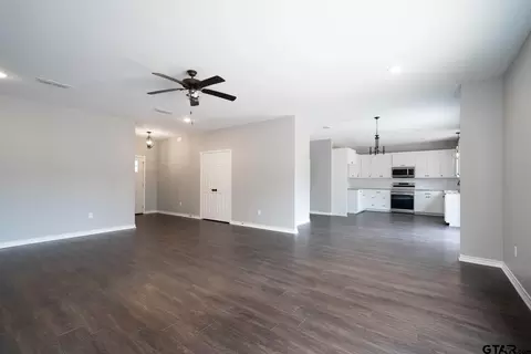1501 Pinecrest St, Gilmer, TX 75644 photo 4