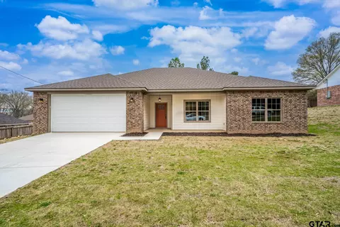 1501 Pinecrest St, Gilmer, TX 75644 photo 1