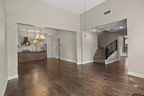 515 E 3rd St, Mount Pleasant, TX 75455 photo 5