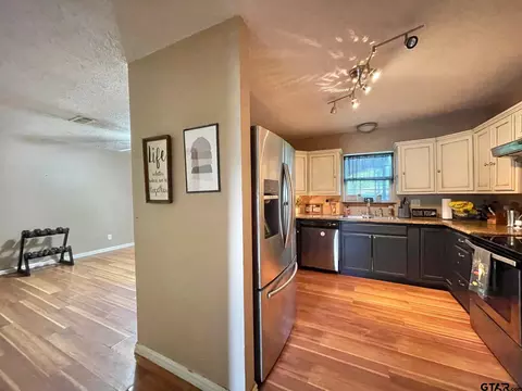 300 E Shofner Dr, Longview, TX 75604 photo 8