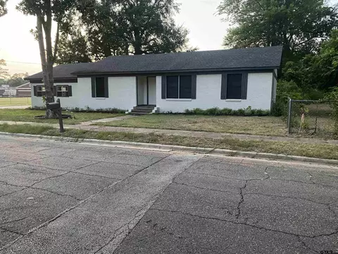 304 W College, Carthage, TX 75633