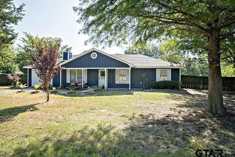 209 Creekside Cir, Athens, TX 75752