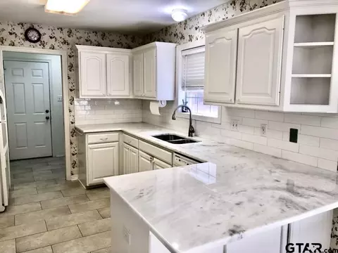 5804 Hollybrook Dr, Tyler, TX 75703