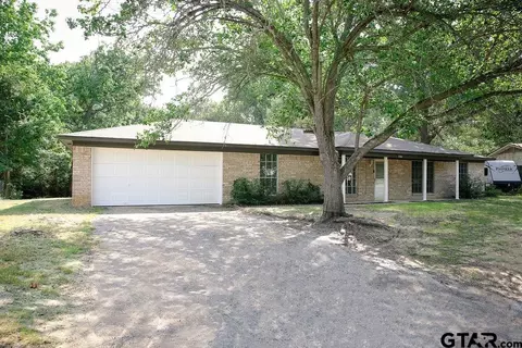 206 Juniper Dr, Palestine, TX 75803