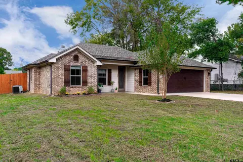 1303 N Olive St, Gladewater, TX 75647