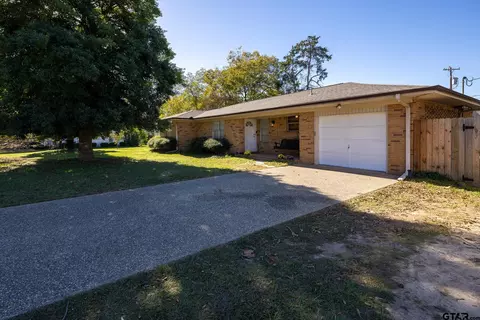 607 E South St, Lindale, TX 75771