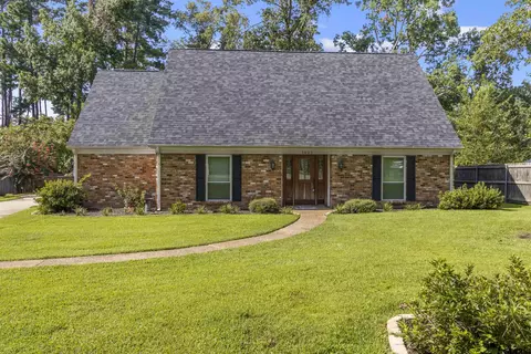1025 Akin Dr, Longview, TX 75605