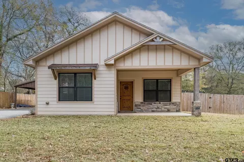 215 Hubbard Dr, Henderson, TX 75652