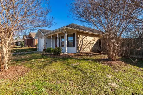 1111 Woodlands Park Dr, Lindale, TX 75771