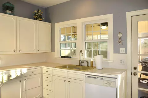516 E Young St, Longview, TX 75602 photo 9