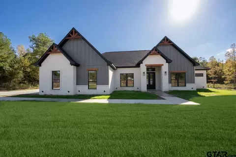 2910 Queens Way W, Marshall, TX 75672