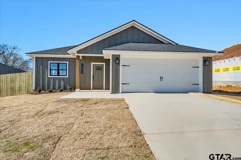 17413 Crossing Cir, Lindale, TX 75771