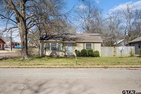 301 E Bradford St, Troup, TX 75789