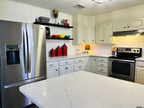 21184 Kristen Dr, Chandler, TX 75758