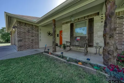 412 Elm Ln, Lindale, TX 75771