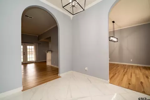 236 E Burton Dr, Longview, TX 75603 photo 5