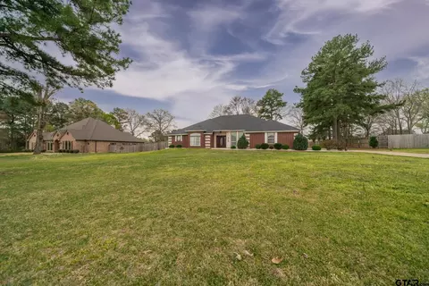 236 E Burton Dr, Longview, TX 75603 photo 2