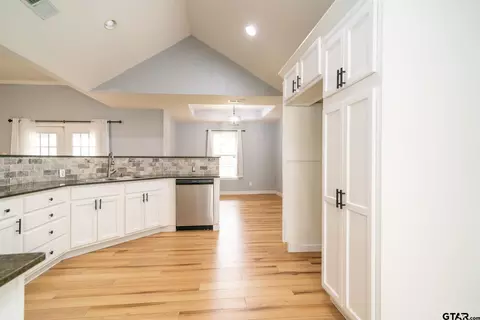 236 E Burton Dr, Longview, TX 75603 photo 9