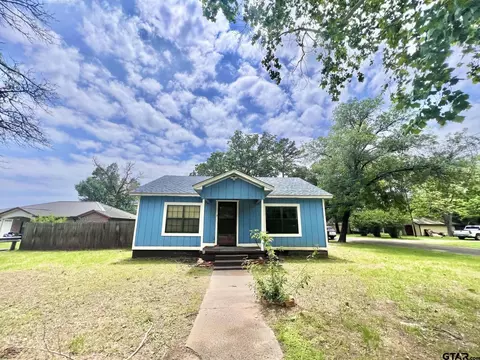 107 6th St, Palestine, TX 75803