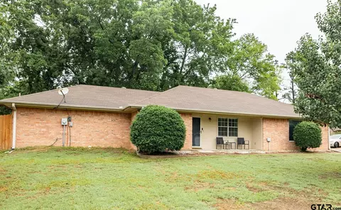 408 Husky Dr, Lindale, TX 75771