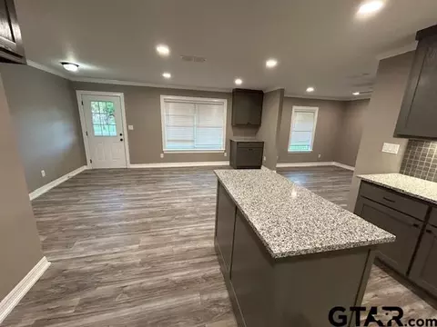 219 N Oak St, Van, TX 75790