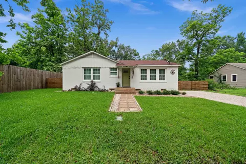 504 N Henry St, Lindale, TX 75771