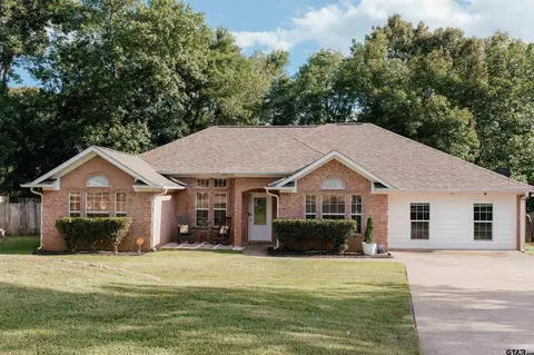 111 Oakwood Ct, Palestine, TX 75801