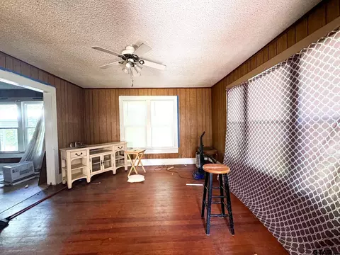706 E 3rd St, Mount Pleasant, TX 75455 photo 2