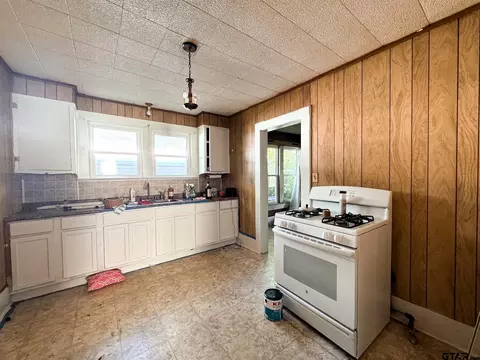 706 E 3rd St, Mount Pleasant, TX 75455 photo 4