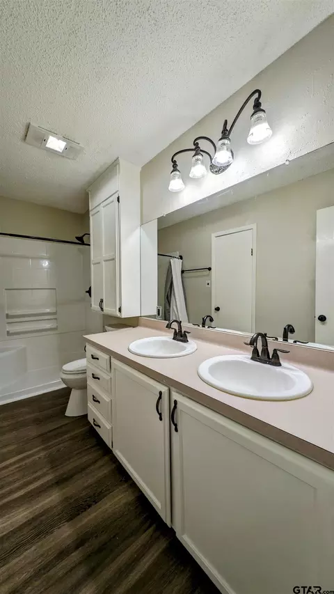Bath - 101 E Beck St, Big Sandy, TX 75755 photo 1 of 2