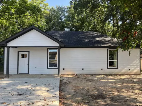305 W North St, Lindale, TX 75771