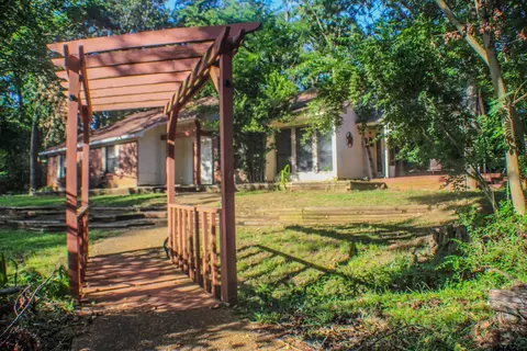 114 Glenwood Dr, Palestine, TX 75801