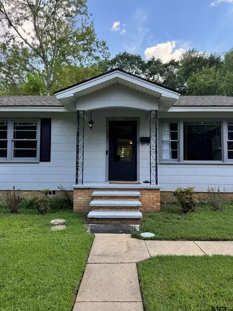 210 E Pirate St, Longview, TX 75604 photo 2