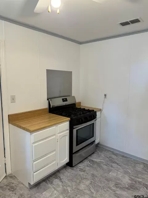 210 E Pirate St, Longview, TX 75604 photo 9