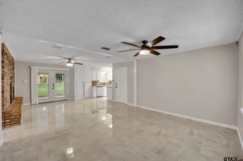 504 Crystal St, Longview, TX 75604 photo 3