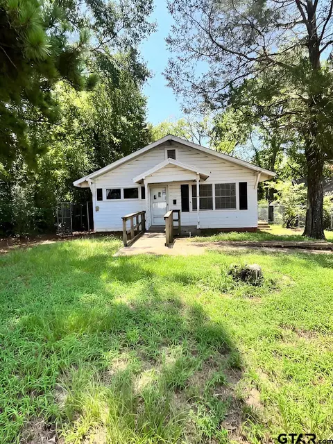 106 E Calvert St, Troup, TX 75789