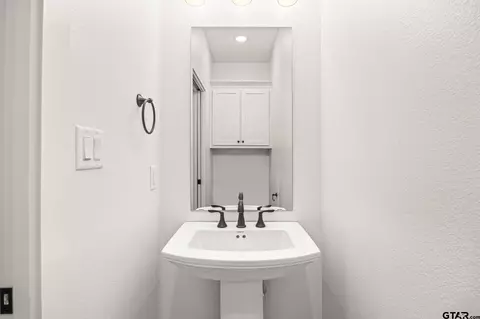 Bath - 2079 Locklear Ln, Tyler, TX 75703 photo 1 of 6