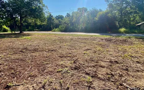 807 S Sycamore St, Crockett, TX 75835