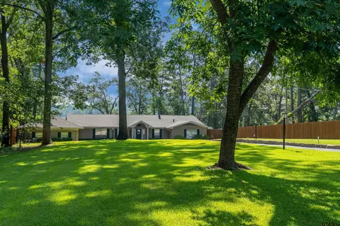 1608 W Lake Dr, Gladewater, TX 75647