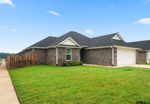 2106 Jason Dr, Whitehouse, TX 75791