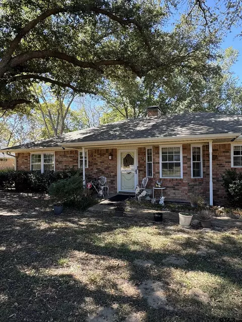 312 Hideaway Ln E, Lindale, TX 75771