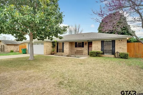 107 Devonshire, Palestine, TX 75803