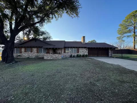 105 N Palm St, Van, TX 75790