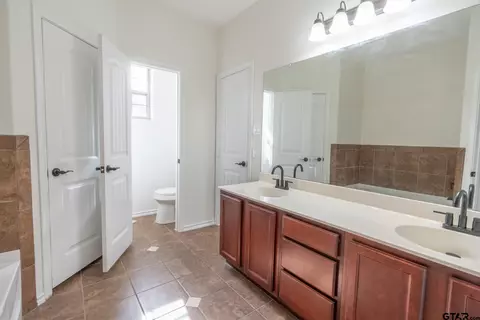 Bath - 702 Griffin Dr, Chandler, TX 75758 photo 2 of 4