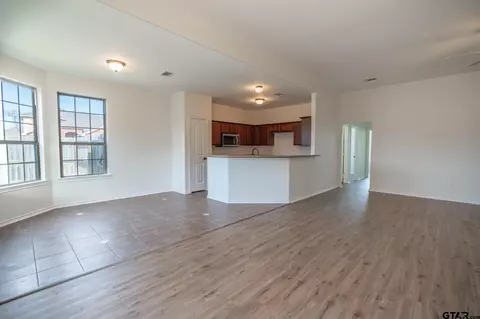 Living - 702 Griffin Dr, Chandler, TX 75758 photo 3 of 5