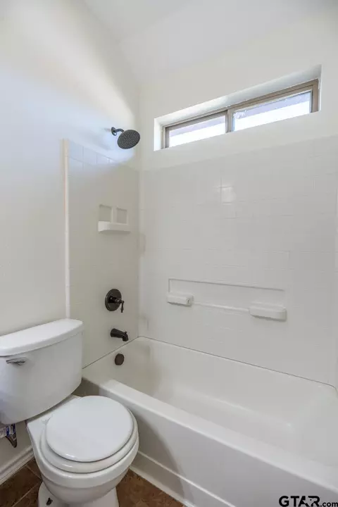 Bath - 702 Griffin Dr, Chandler, TX 75758 photo 4 of 4