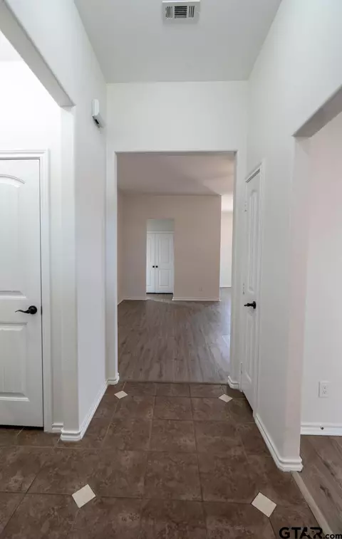 Entry Way - 702 Griffin Dr, Chandler, TX 75758 photo 2 of 4