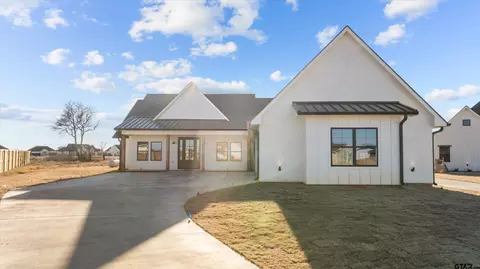 12348 Maplewood Dr, Lindale, TX 75771