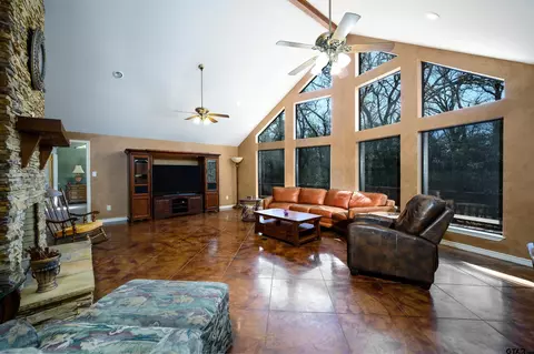 151 Green Mesa Ln, Holly Lake Ranch, TX 75765